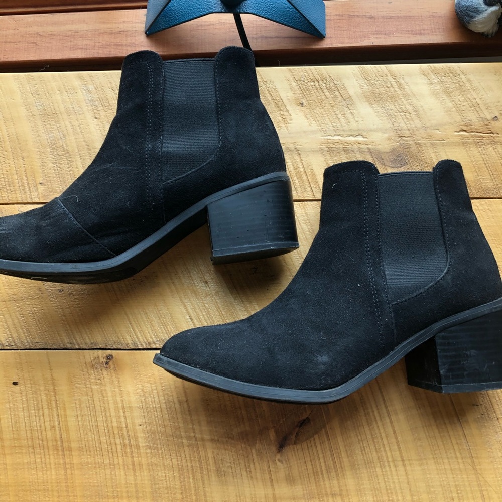 Black ankle Chelsea boot